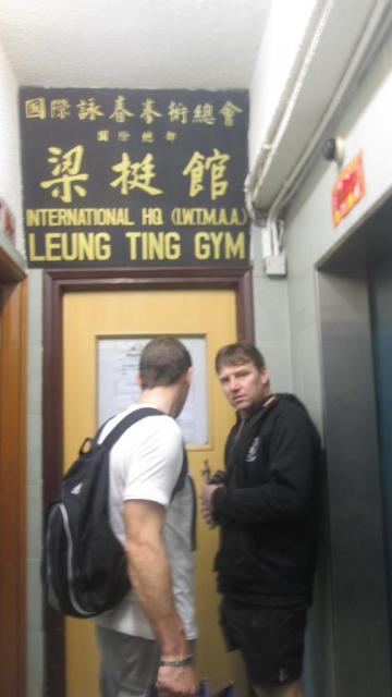 Franck et Thierry devant l'Ecole de Leung Ting à Hong Kong